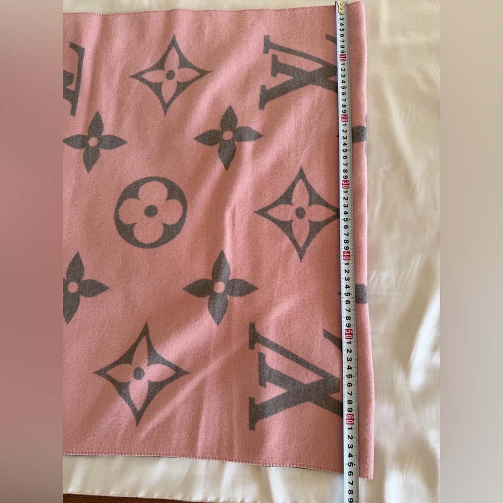 LV Monogram Scarf Wrap Shawl Pink and grey color - Picture 5 of 5